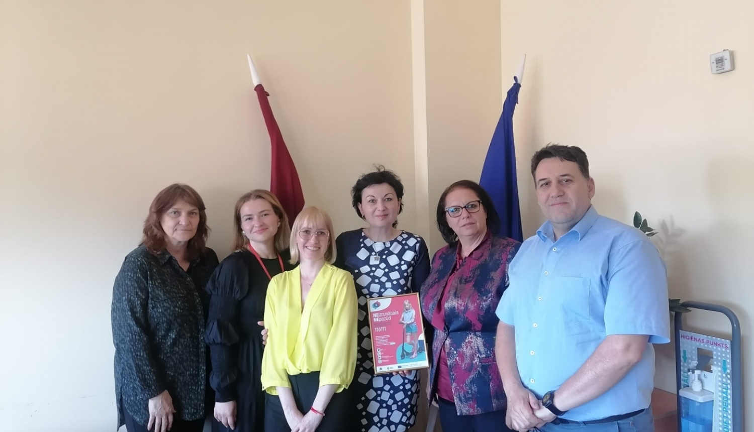 Bulgārijas delegācija viesojas VBTAI (cilvēku grupa stāv pie ES un Latvijas karogiem)